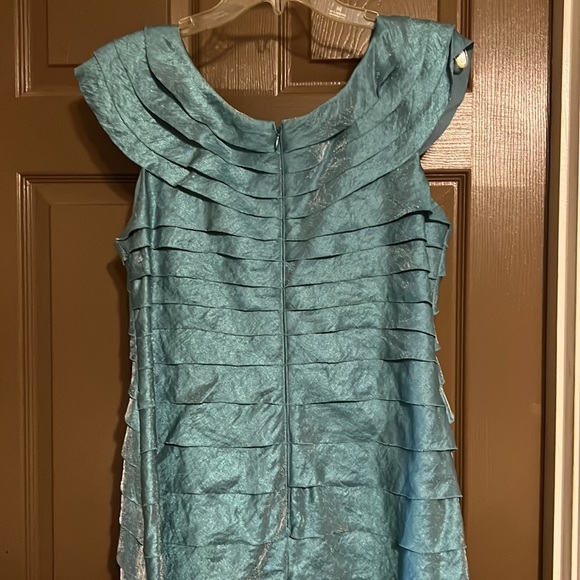 Gorgeous Mother-of-the-Groom dress. Tea length - Picture 4 of 5